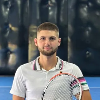 Bartek z Warriors Tennis Academy z rakietą na korcie